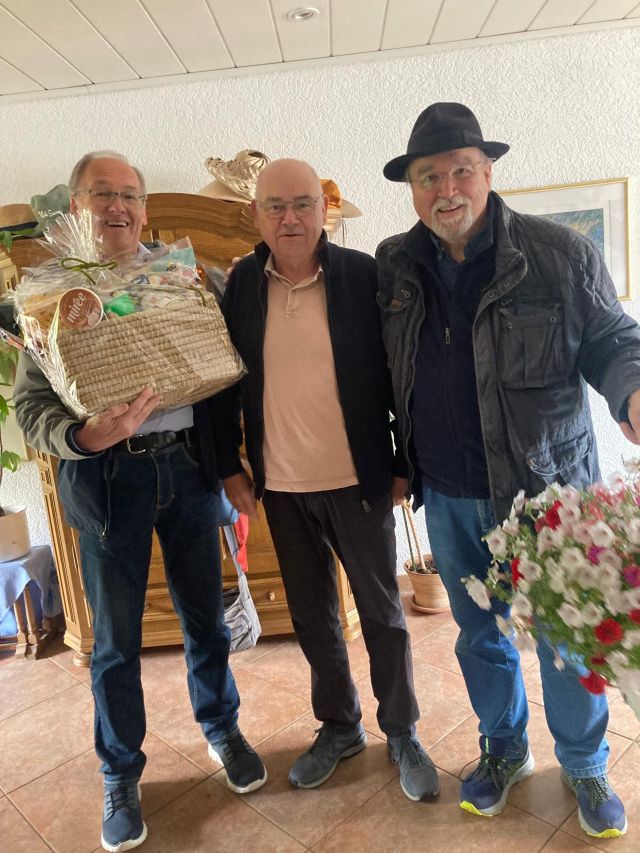 Der Vorstand überreicht das Abschiedsgeschenk an Maraike und Wolfgang Denger